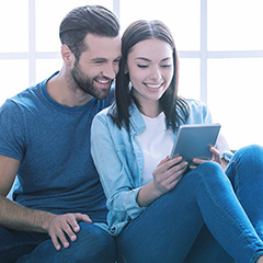 Casal em frente ao tablet